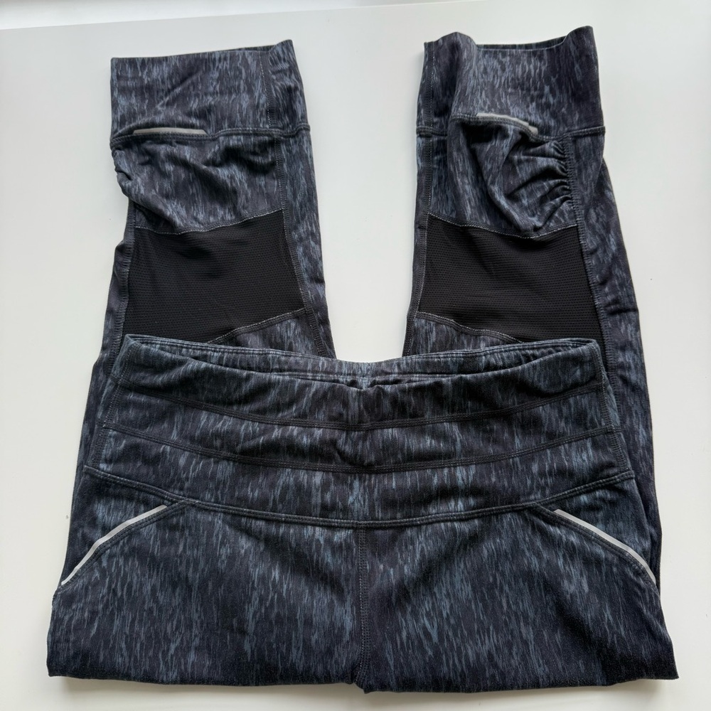 Athleta Reptile Relay Capri Leggings Size Medium - Picture 6 of 9